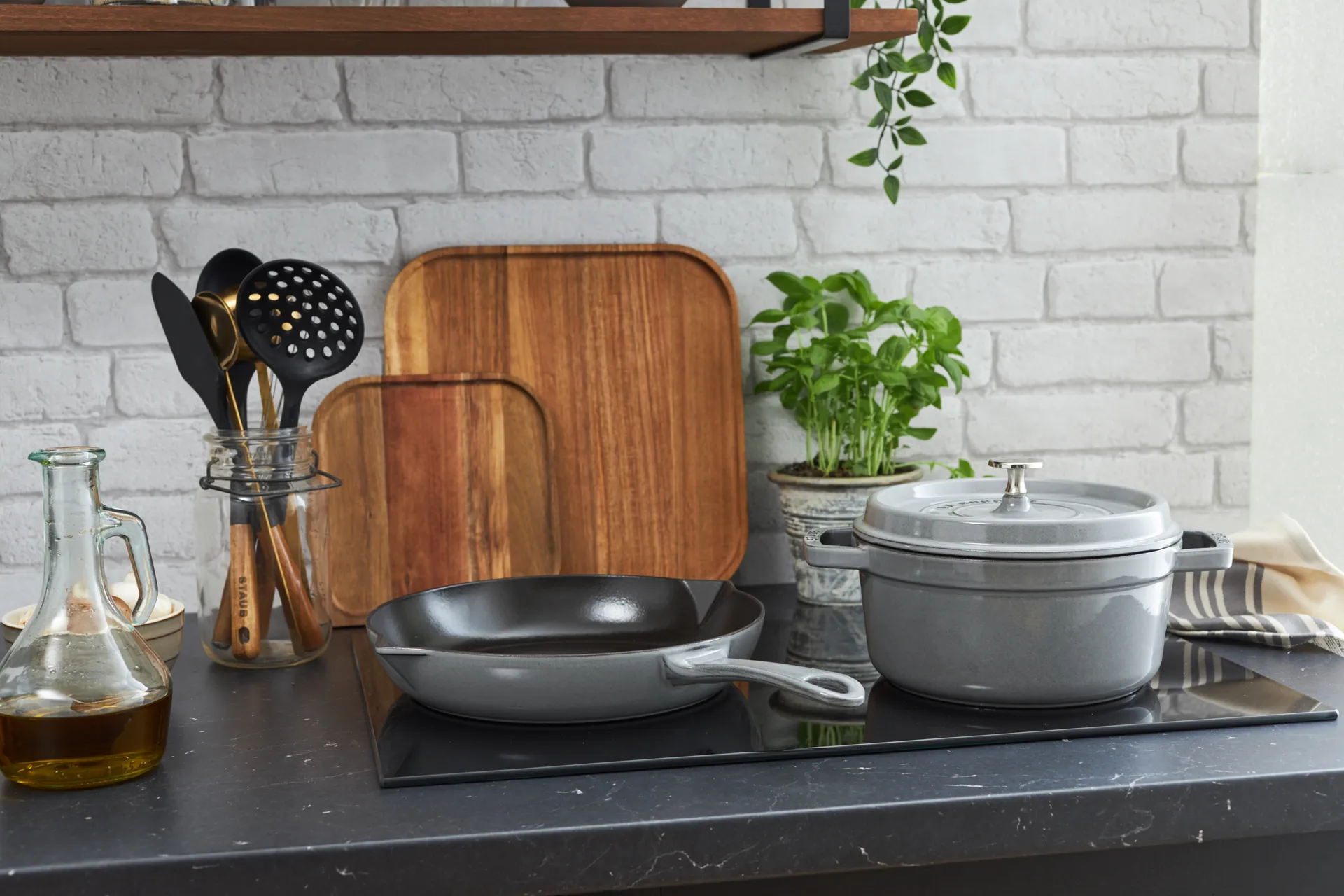 Staub cast iron frying pan with pouring spout Ø26 cm, Graphite gray STAUB