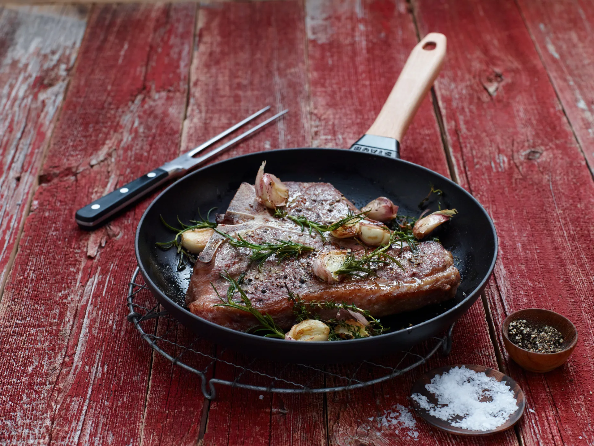 Staub frying pan cast iron black light wood handle, Ø28 cm STAUB