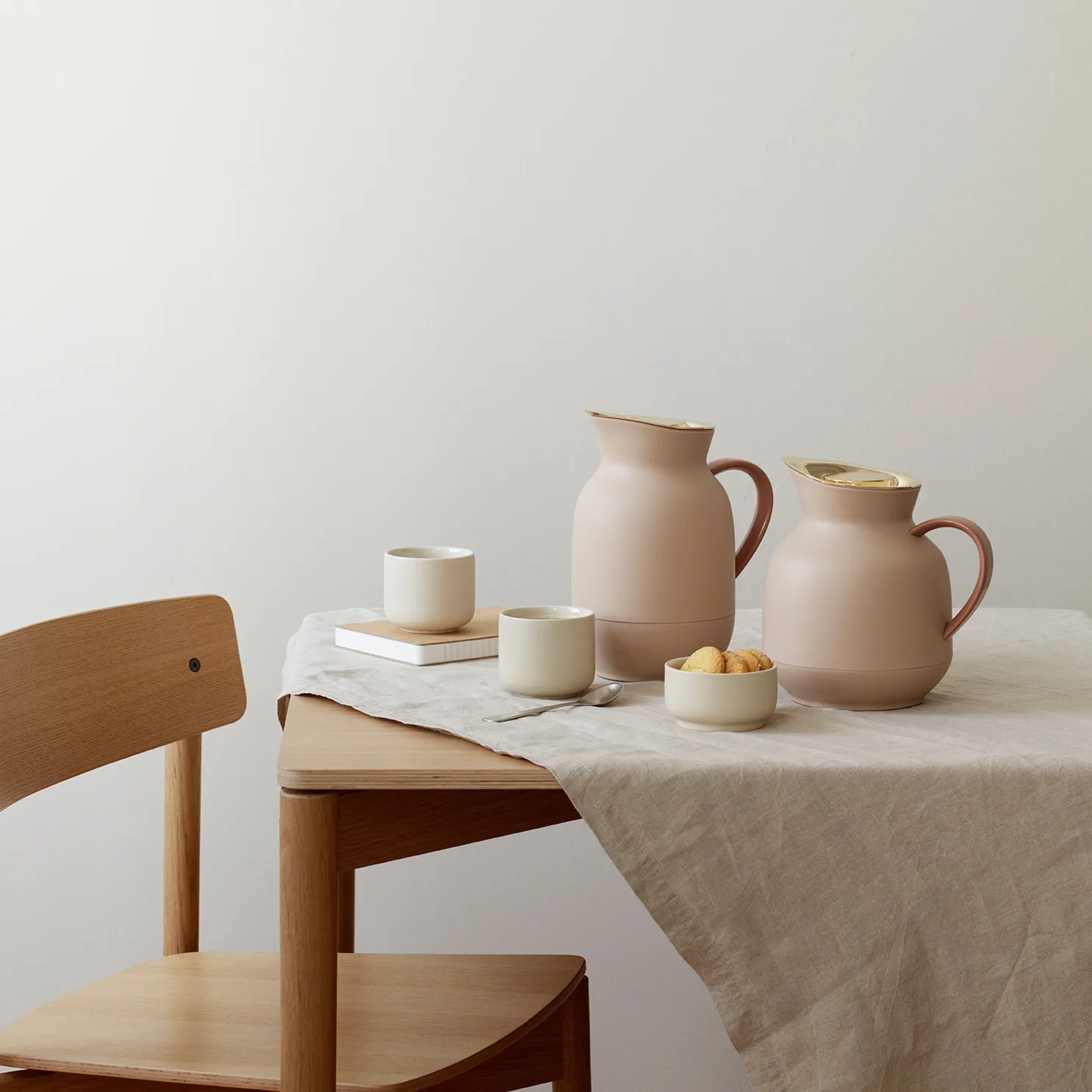 Amphora coffee vacuum jug 1 L, Soft peach Stelton