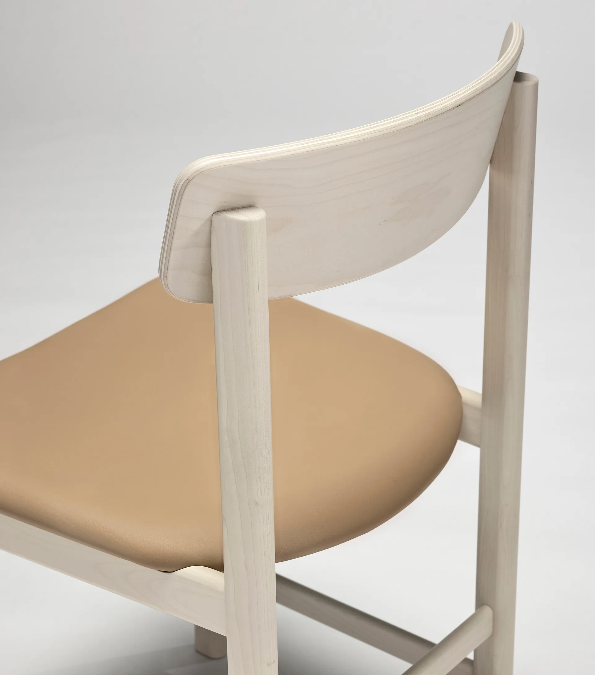 Pal chair, Birch light matte lacquer-Elmosoft 22030 Stolab