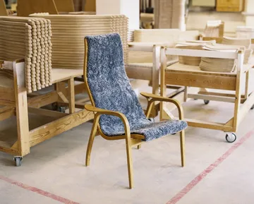 Lamino arm chair laquered beech/sheep skin - Moonlight (beige) - Swedese