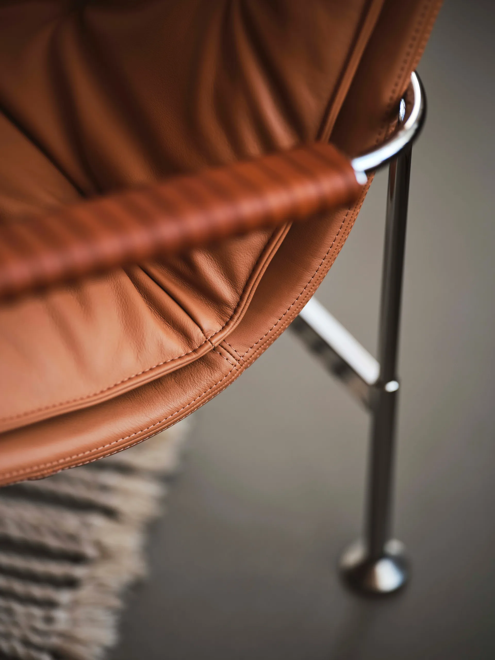 Serpentine armchair, Leather Elmo Soft Dark brown–Tärnsjö Tobacco Swedese