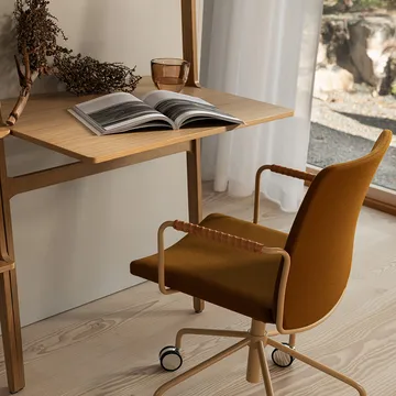 Stella office chair can be raised/lowered with tilt - Leather elmosoft 99999 black, chrome stand, leather-covered armrests, flexible back - Swedese