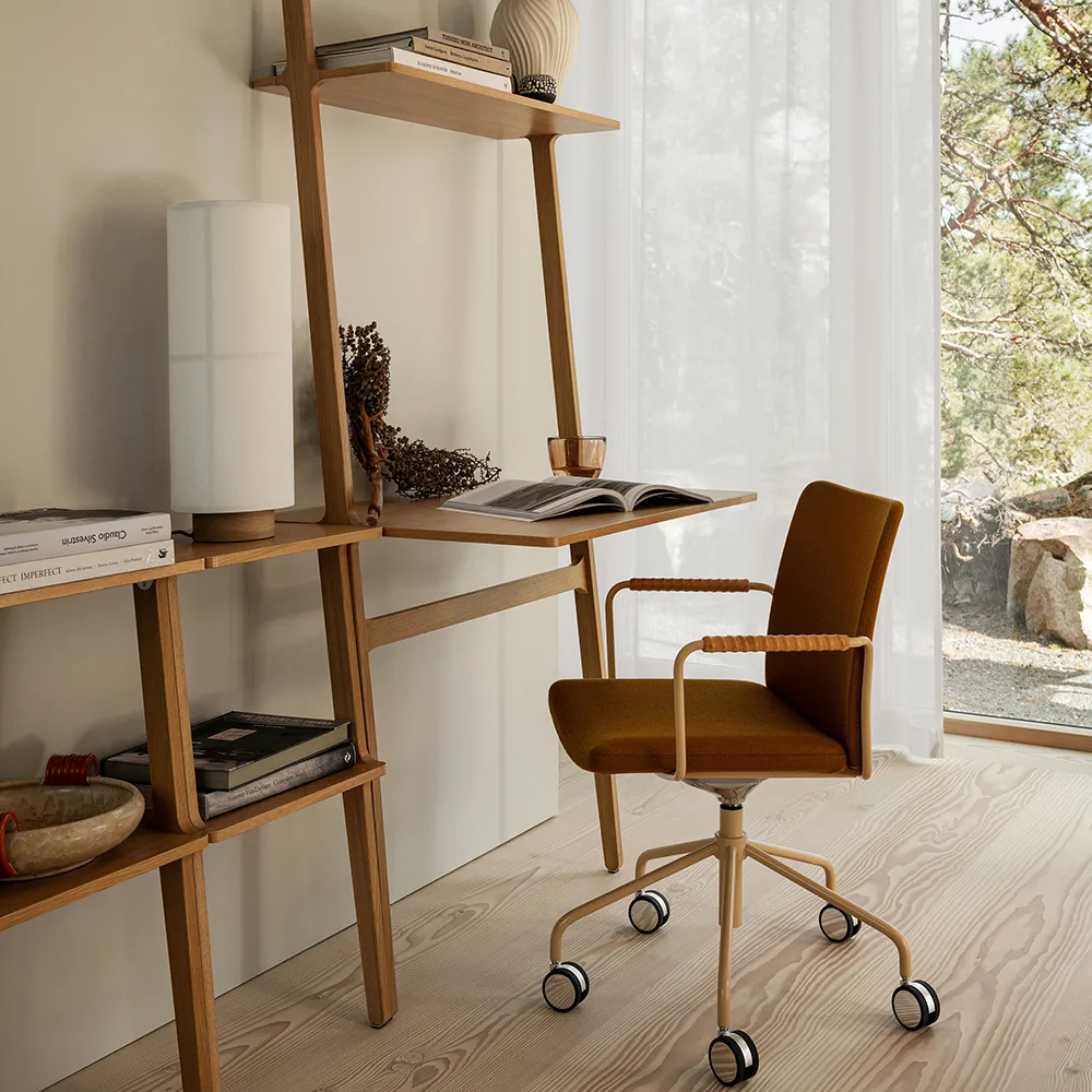 Stella office chair can be raised/lowered with tilt, Leather elmosoft 99999 black, chrome stand, leather-covered armrests, flexible back Swedese