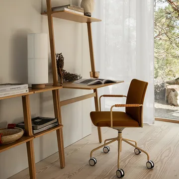 Stella office chair can be raised/lowered with tilt - Leather elmosoft 99999 black, chrome stand, leather-covered armrests, flexible back - Swedese