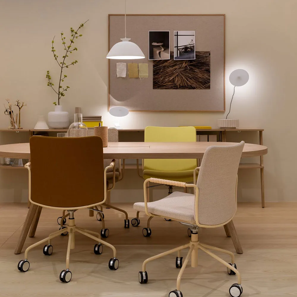 Stella office chair can be raised/lowered with tilt, Leather elmosoft 99999 black, chrome stand, leather-covered armrests, flexible back Swedese