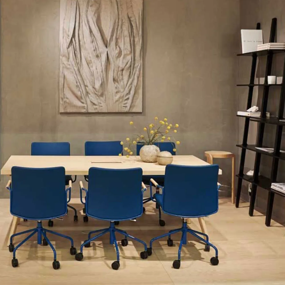 Stella office chair can be raised/lowered with tilt, Leather elmosoft 99999 black, chrome stand, leather-covered armrests, flexible back Swedese