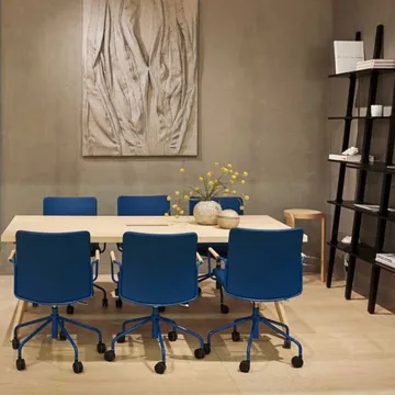 Stella office chair can be raised/lowered with tilt - Leather elmosoft 99999 black, chrome stand, leather-covered armrests, flexible back - Swedese