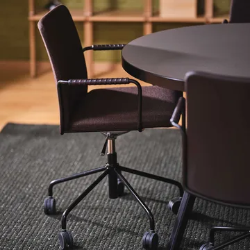 Stella office chair can be raised/lowered with tilt - Leather elmosoft 99999 black, chrome stand, leather-covered armrests, flexible back - Swedese