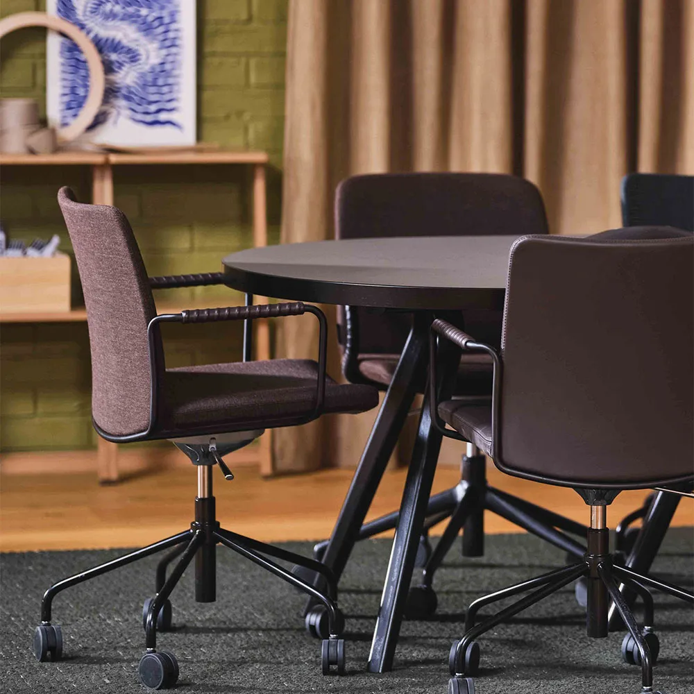 Stella office chair can be raised/lowered with tilt, Leather elmosoft 99999 black, chrome stand, leather-covered armrests, flexible back Swedese