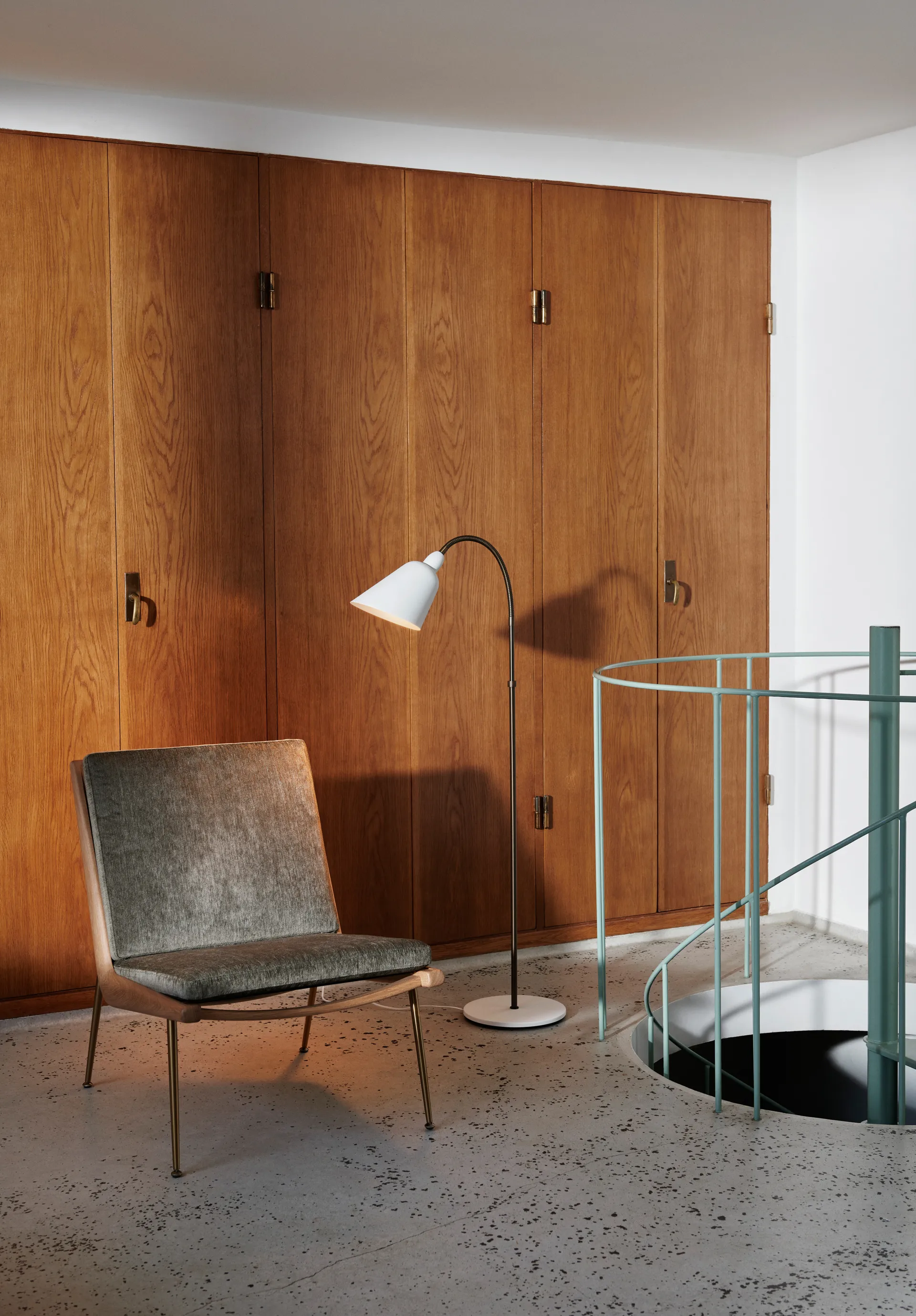 Bellevue AJ7 floor lamp Anniversary Edition, White-bronzed brass &Tradition