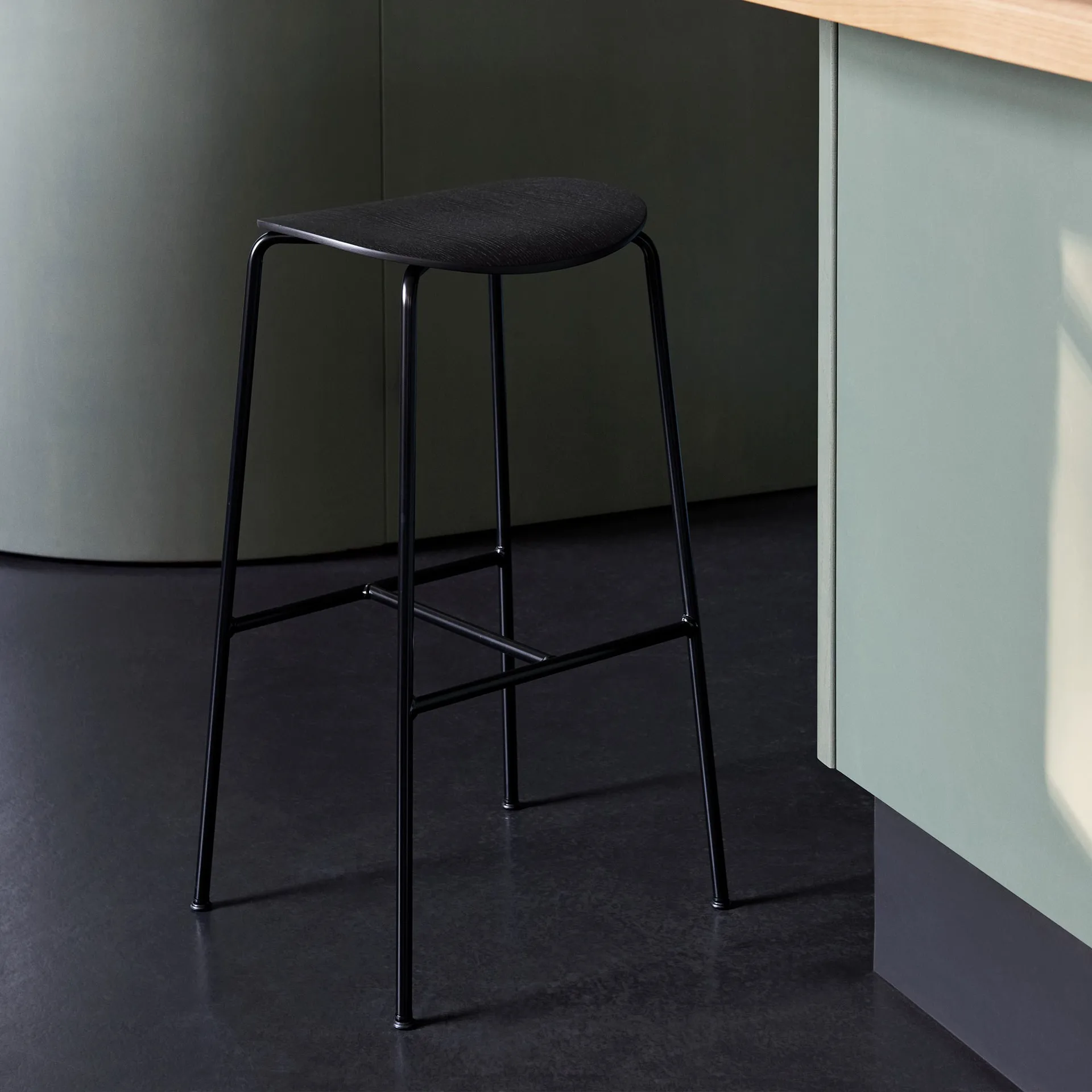 Pavilion AV37 counter stool 68 cm, Black-black lacquered oak &Tradition