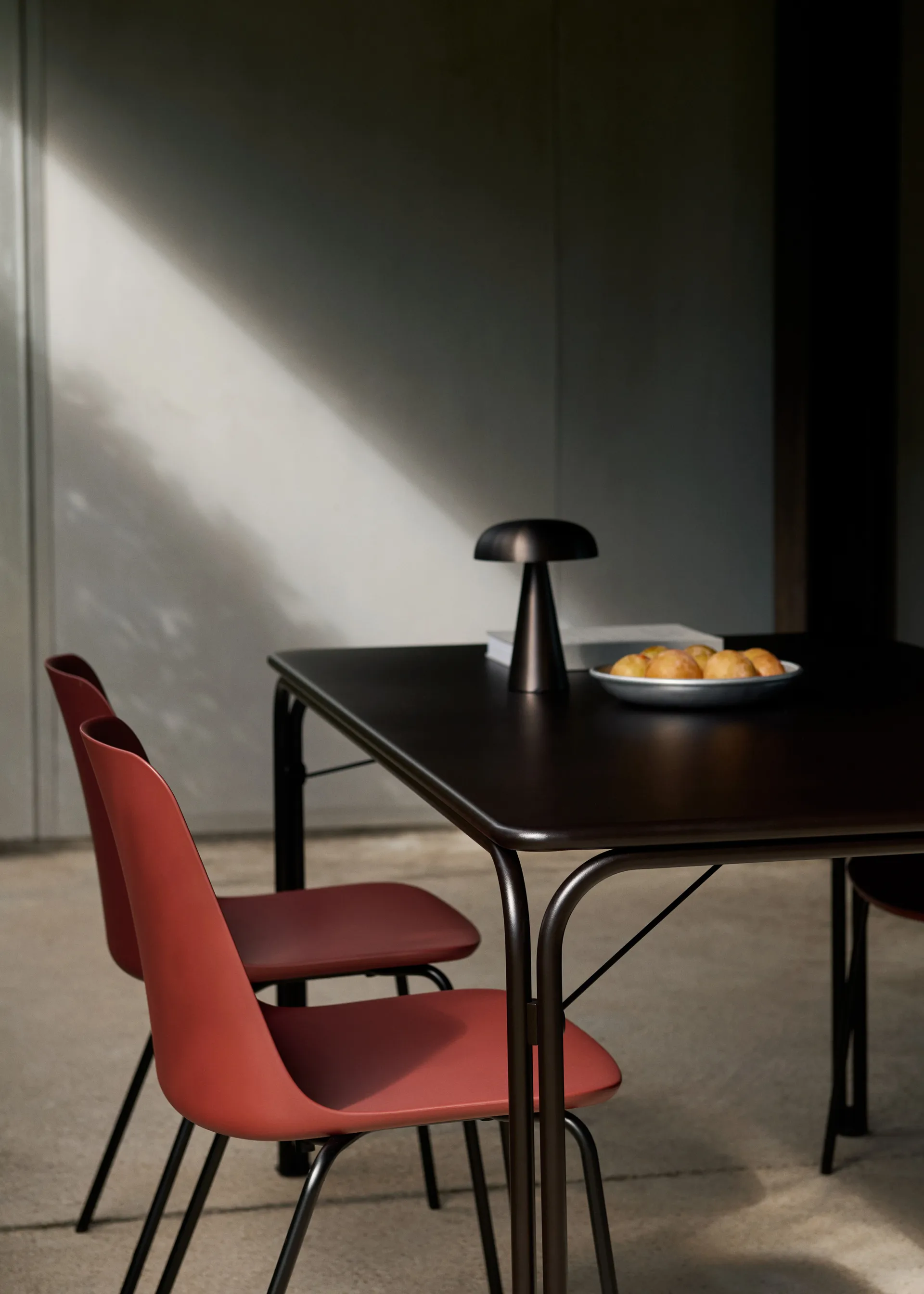 Thorvald SC113 dining table, Warm black, 160 cm &Tradition