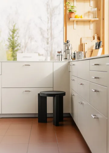 001 Stool round - Black-stained pine, Ø40x44 cm - Vaarnii