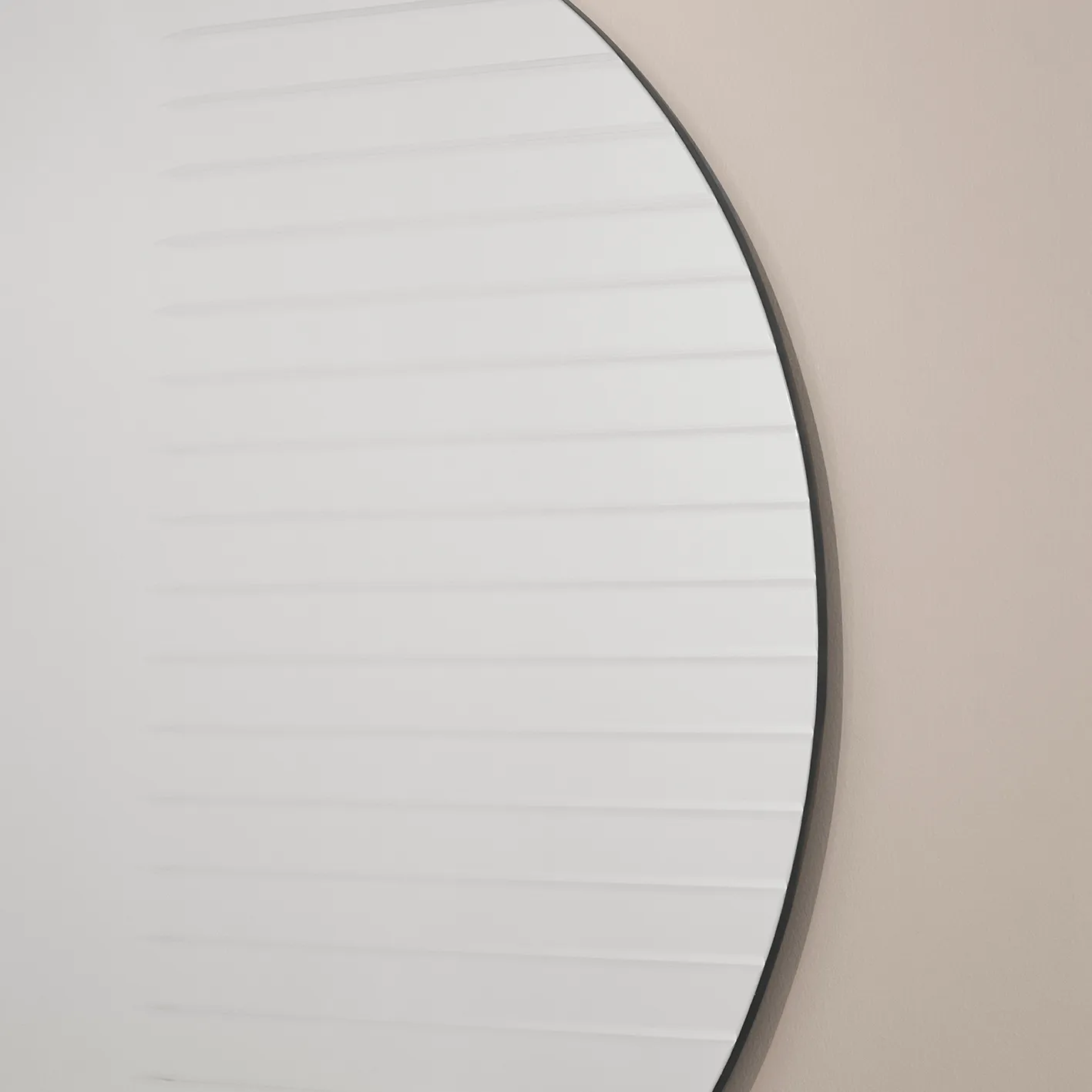 Masquerade Round mirror, Clear Warm Nordic