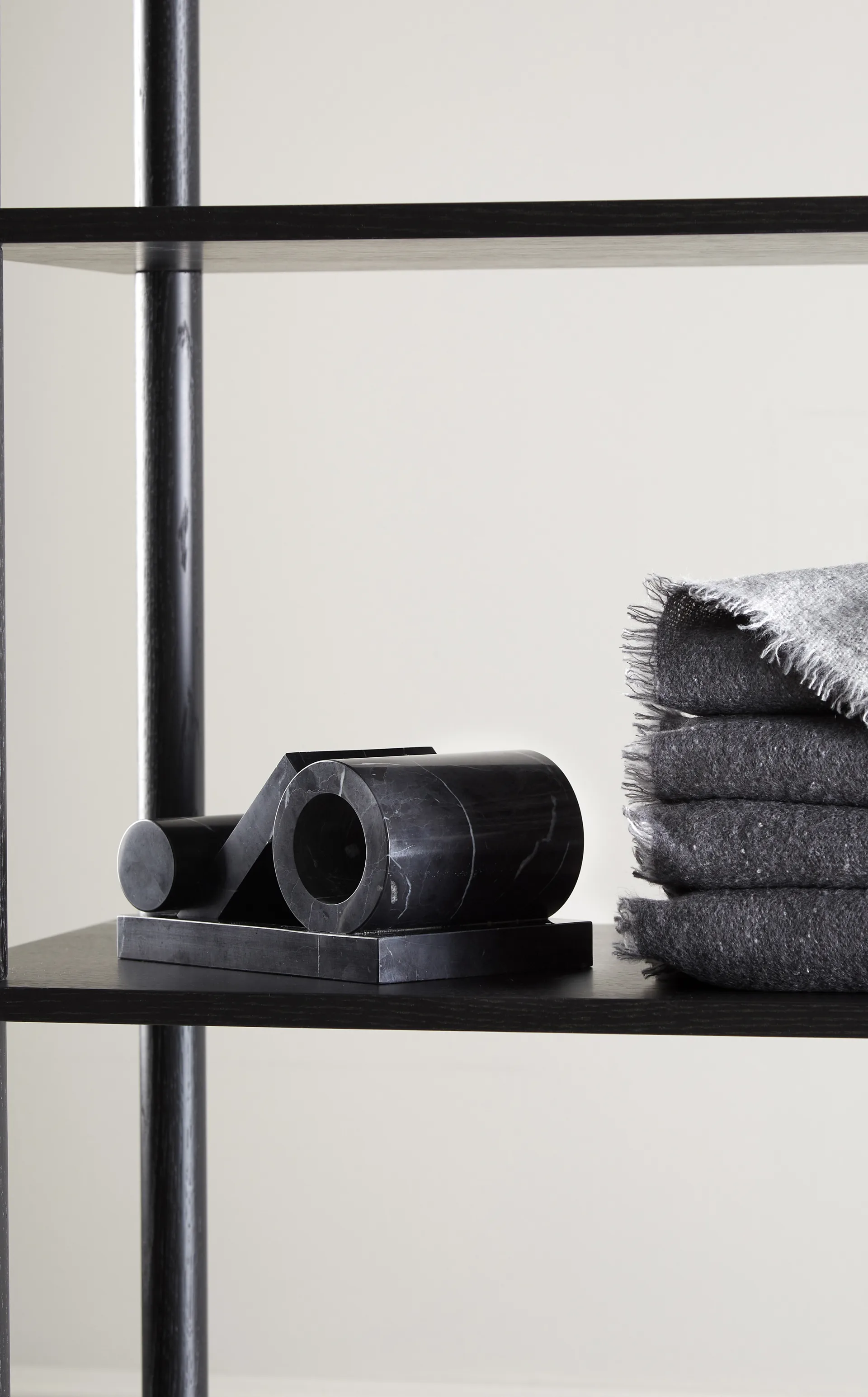 Booknd book support marble, Black Woud