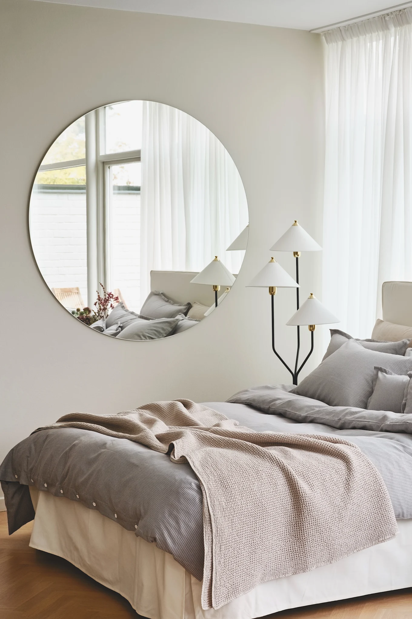 Create a hotel style bedroom with the help of a lovely bedspread, a flower in a vase and white bedsheets - like you see here from Mille Notti.