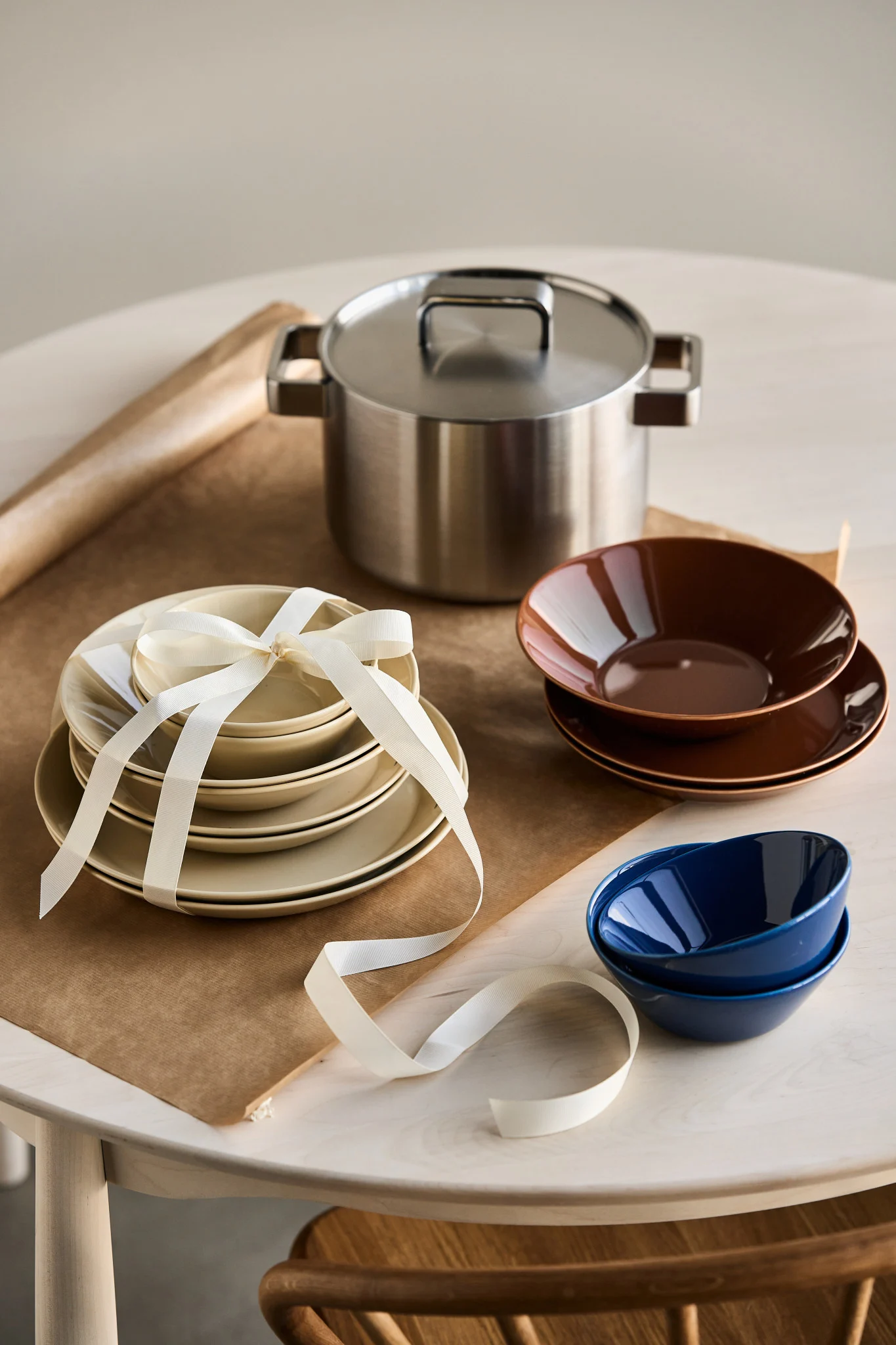Design gifts for all occasions -  here the Teema plates and cups in the colour linen by Iittala.