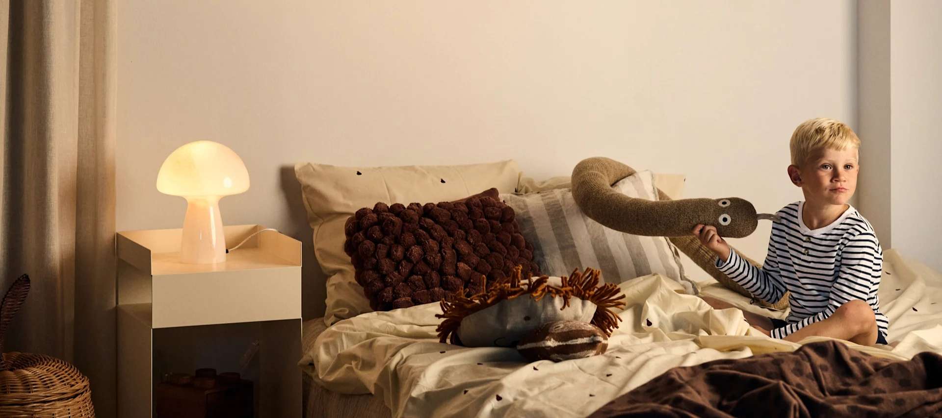 This season's trendiest lamp - the mushroom table lamp - here you see the Obello table lamp from Globen Lighting.