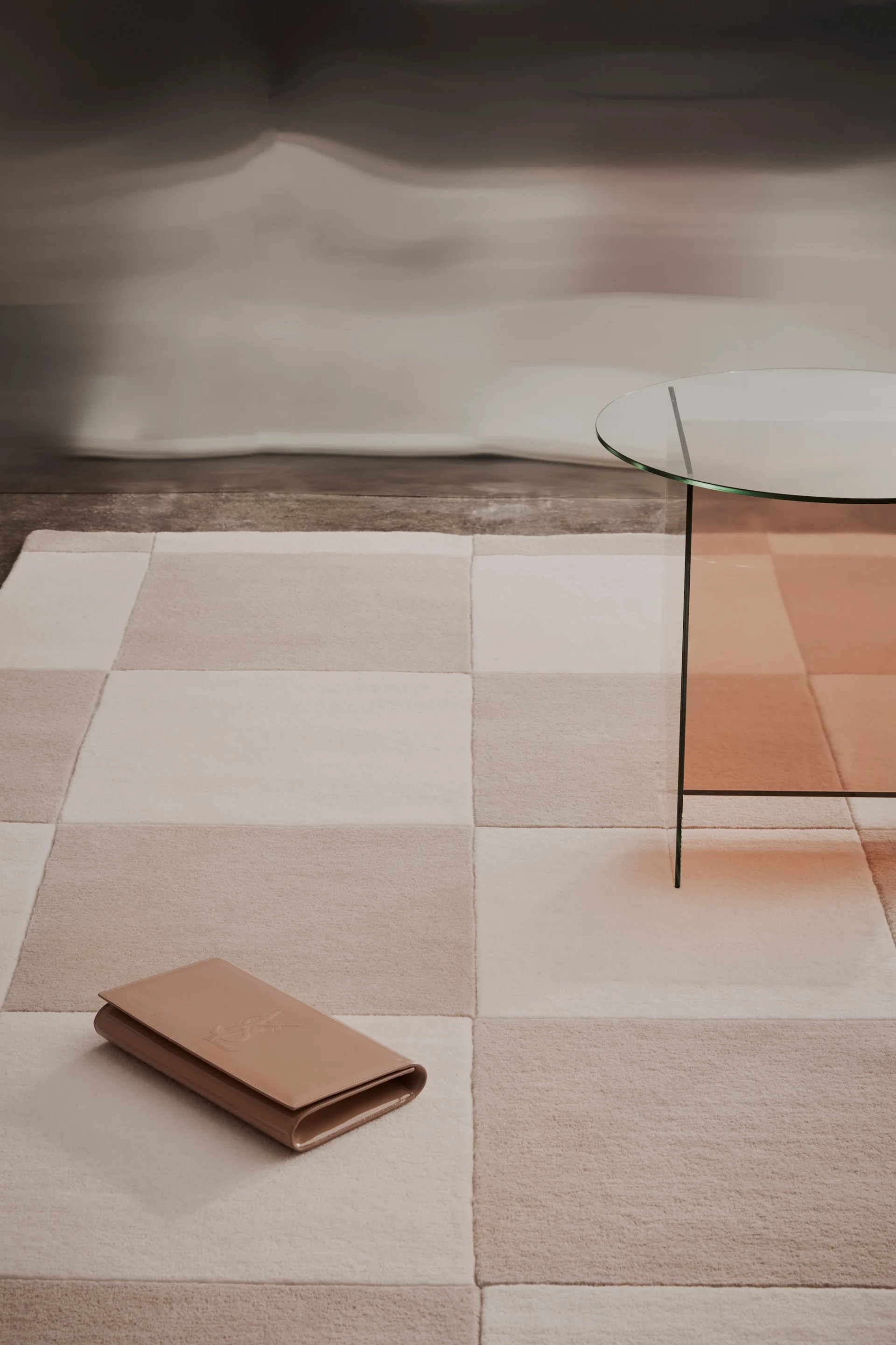 Get to know the Swedish design brand Tinted, here you see the checked rug hafstrom in shades of beige. 