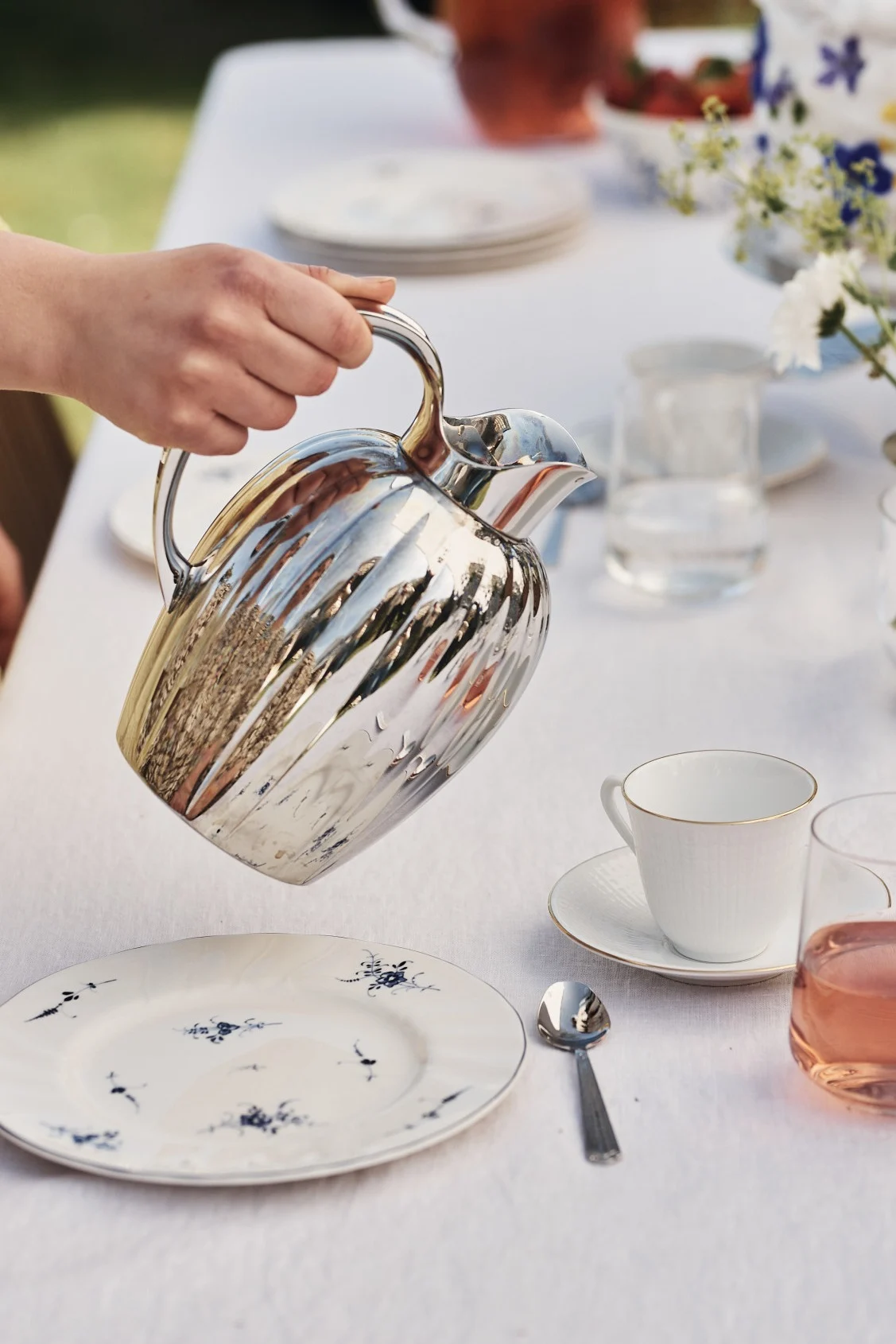 A classic blue and white table setting doesn't always have to be for elegant dinner parties, it works just as well for fika with friends, accompanied by the Bernadotte thermos from Georg Jensen.