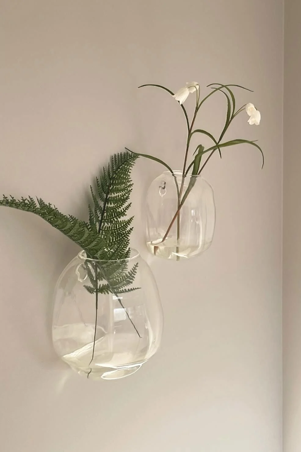 Simple décor is crucial for feng shui. Here, two pebble vases hang on the wall in @elisesinterior's home.