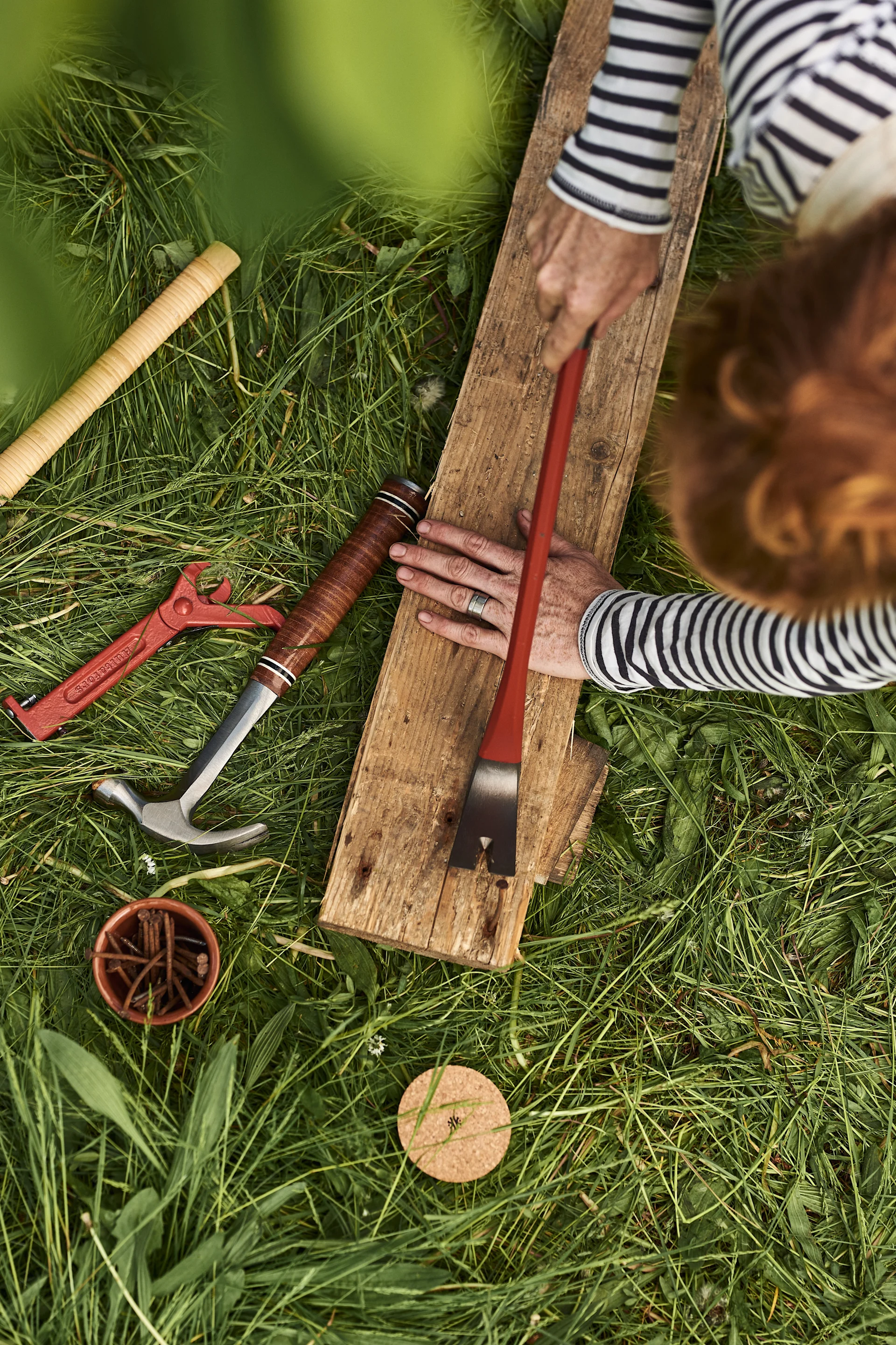 Build this simple DIY outdoor kitchen from Euro pallets and some simple tools.