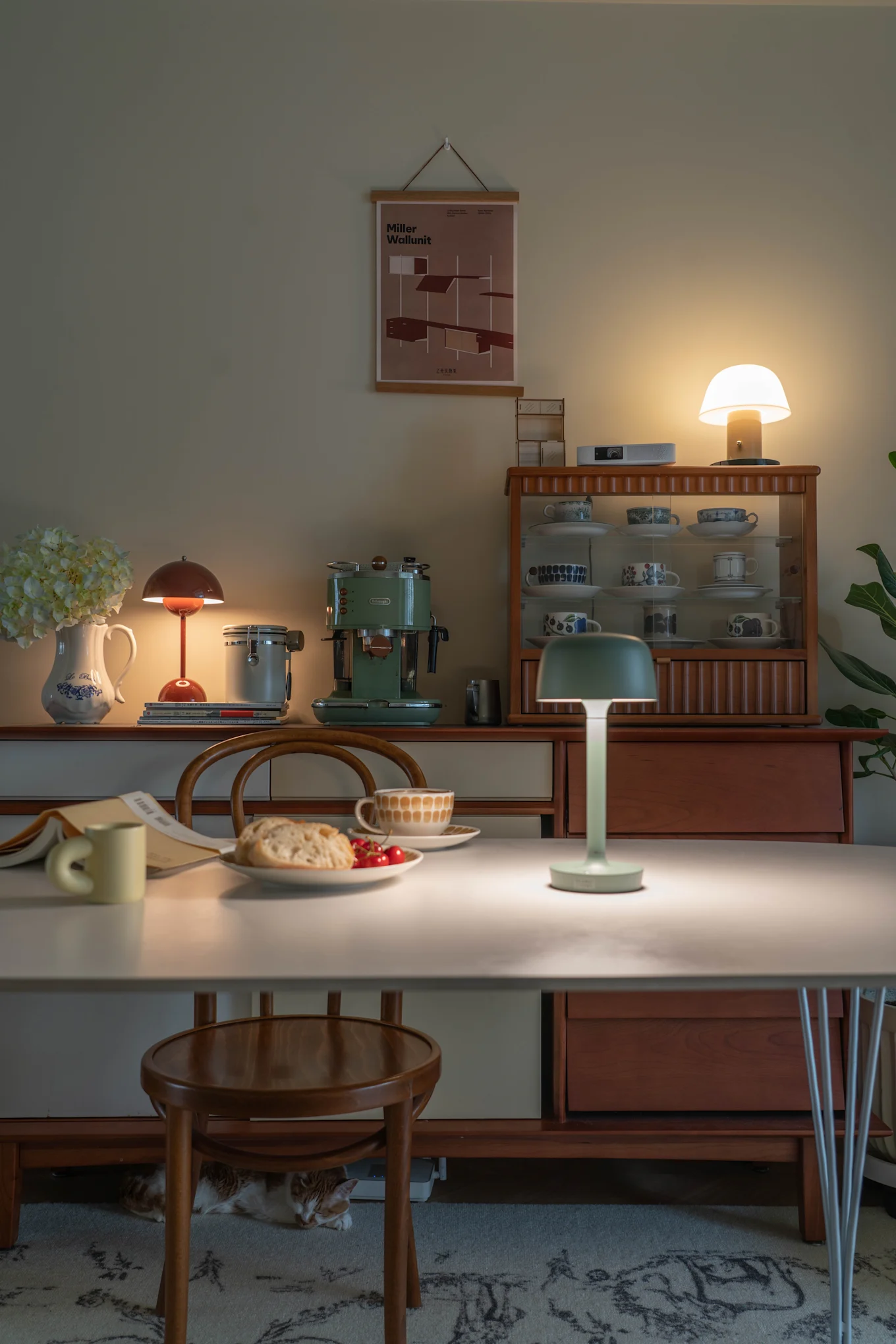 The Takku portable lamp in black from Artemide is a stylish rechargeable lamp that creates a soft and cosy glow on the patio, whether on the small side table or the large dining table.